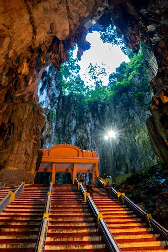 batu caves kuala lumpur malaysia treppe fuehrt zum hindutempel  der