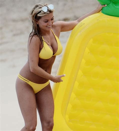 Love Island S Zara Holland Shows Off Famous Curves In