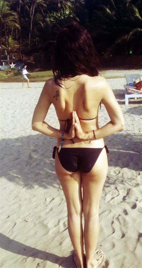 sapna pabbi british actress model super hot bikini images