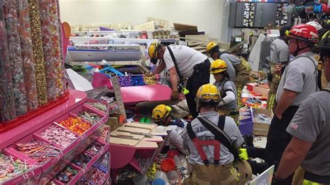 tres heridos tras colapsar estantería en tienda party city en boca