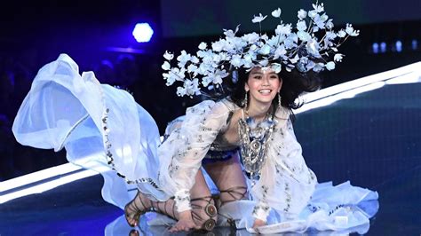 Victoria S Secret Model Ming Xi Falls On Runway Angel