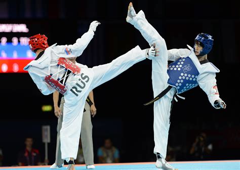 teknik dasar pukulan  tendangan  olahraga taekwondo edukasi