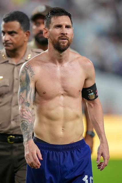 Lionel Messi Sem Camisa Em Várias Fotos Meninosmalvados