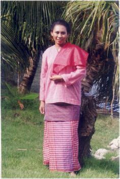 daerah lain  indonesia masyarakat maluku  memiliki pakaian adat tradisional
