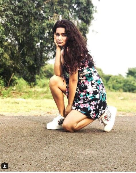 Pin By Aanchal Mann On Avneet Kaur Girl Photography Poses