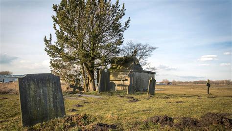 katholieke kerk werd gesloopt begraafplaats bleef sloten oud osdorp