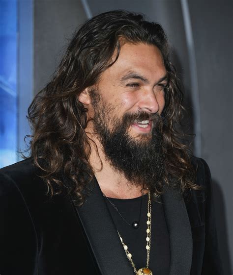 celebs jason momoa attends  premiere  warner bros