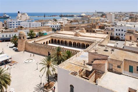 gunmen open fire  sousse tunisia hotel  dead upicom