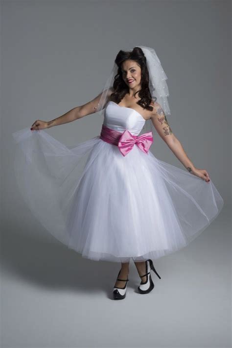 vestido de novia corto estilo princesa años 50