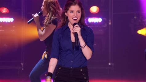 the blue shirt of beca mitchell anna kendrick in pitch