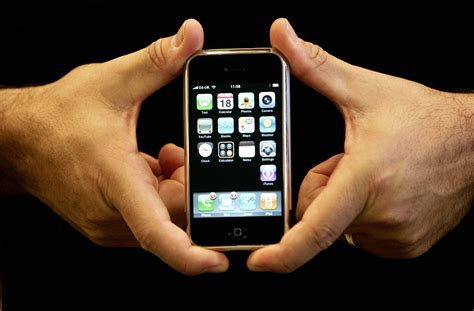 apple celebrates  years  selling  billion iphones al arabiya english