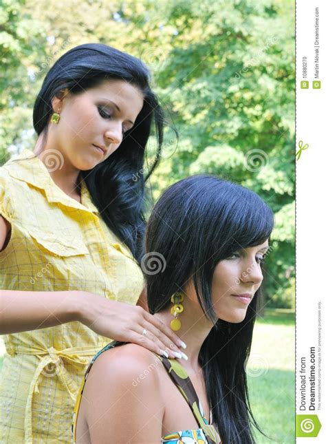 Another Gives Massage Neck One Sisters To Стоковое Фото изображение