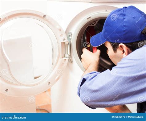 de reparatie van de wasmachine stock foto image  loodgieterswerk probleemoplosser