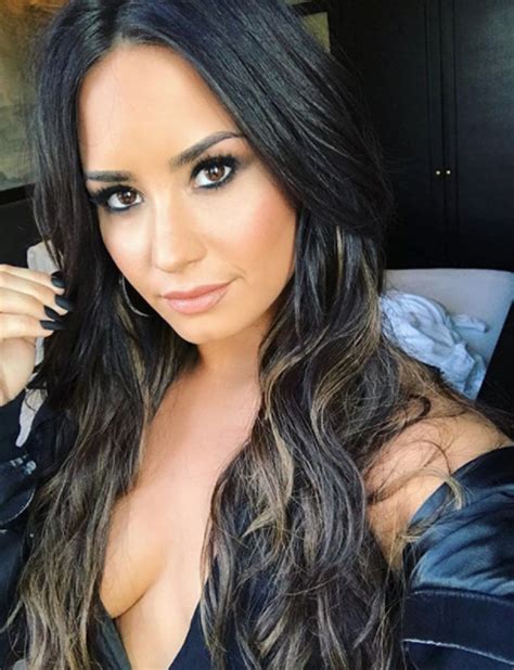 Demi Lovato Ema Outfit Overshadowed By Starlet S Boob