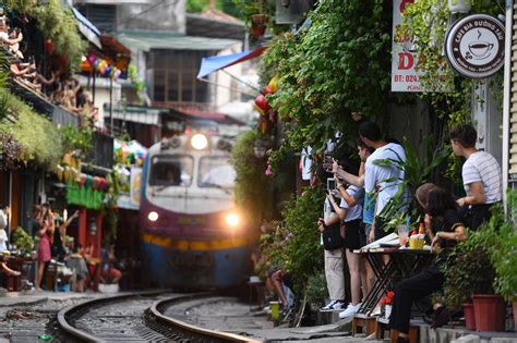 vietnams train cafes ordered  shut   tourists return