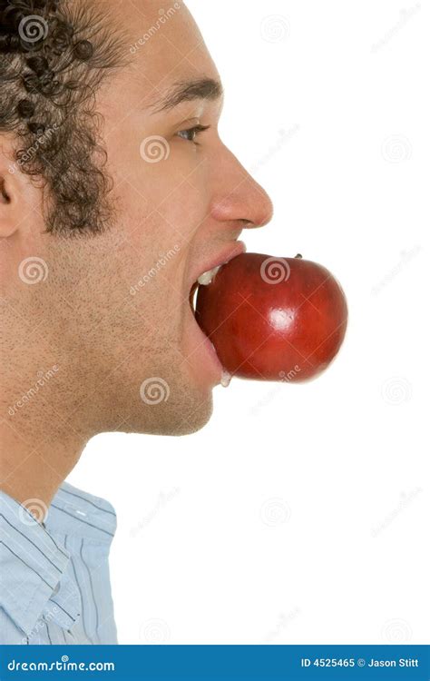 mens die appel eet stock afbeelding image  persoon