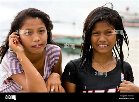 junge mädchen auf der straße in manila philippinen stockfotografie alamy