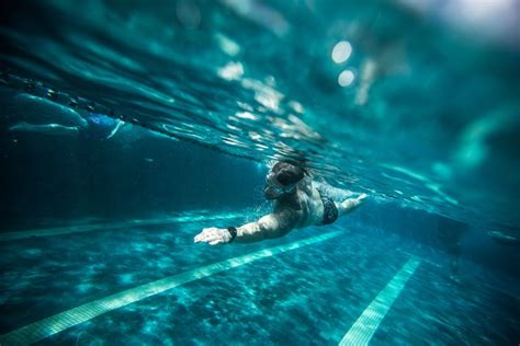 underwater shot   man swimming photograph  dylan haskin photography swimming sport