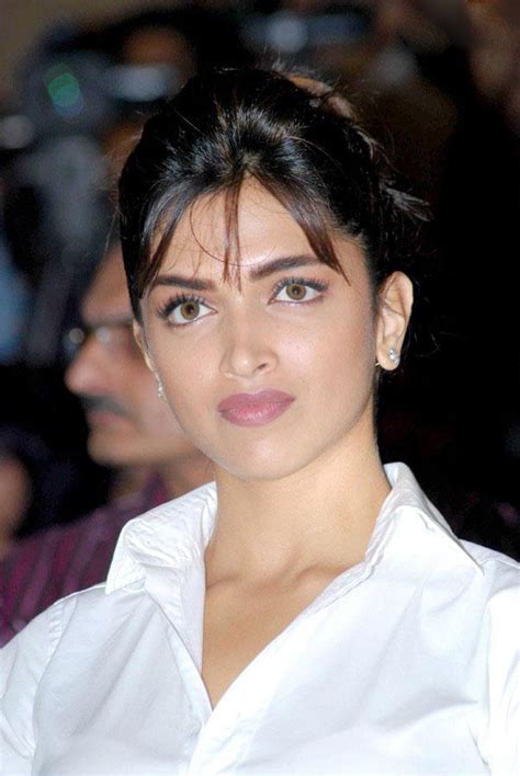 indian celebrity sexy girls deepika padukone bollywood actress in hot eye lens looking so