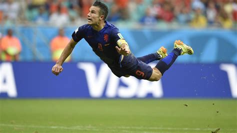 genialer kopfball von robin van persie feiert sein einjaehriges eurosport