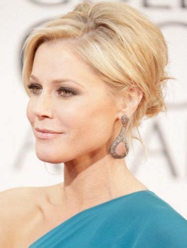 Julie Bowen Blonde Hair With Side Swept Bangs For Mother Of The Bride