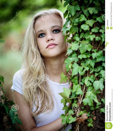 mooie blonde tiener buiten in het hout stock foto
