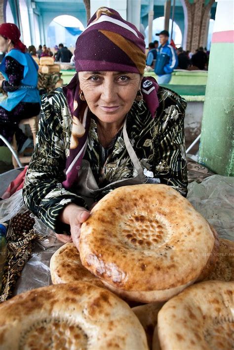 Non Or Patyr Vender Samarkand Uzbekistan Traditional Market Farm