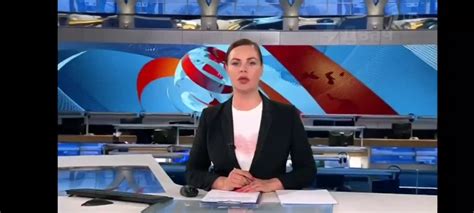 outraged editor at russian state tv interrupts her network s own