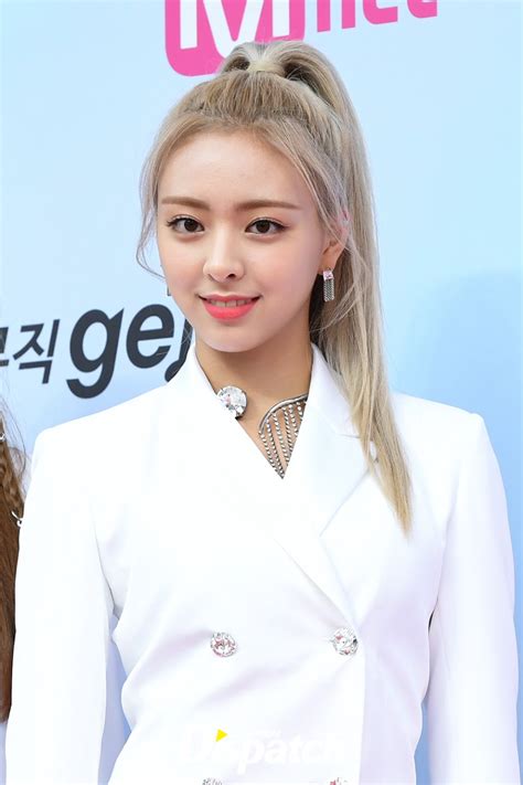 Itzys Yuna Takes Everyones Breath Away With Her Beauty At The 2019 Mgmas