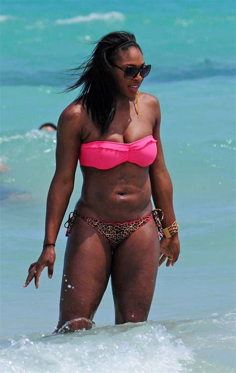 Serena Williams Exposing Her Sexy Body And Huge Ass In Bikini On Beach