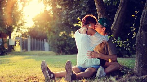 Kissing Couple Wallpapers Pictures Images
