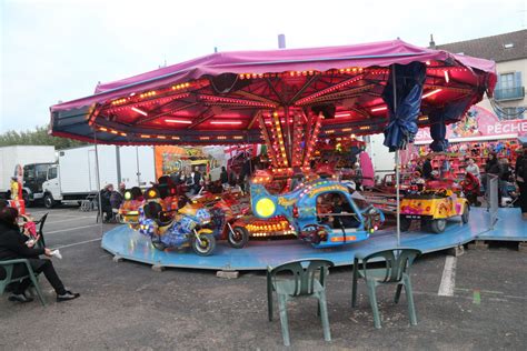 animation vesoul derniers tours de maneges sur la place renet