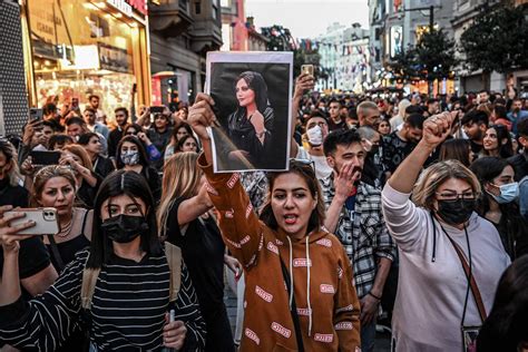 schwere proteste im iran bereits mindestens  tote