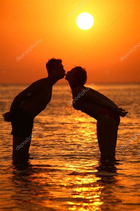 Couple Baise Dans La Mer Le Coucher Du Soleil