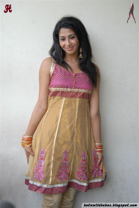 ranginduniain gayatri iyer xposing cleavage in a deepcut salwar 2