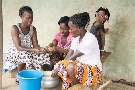 Jeunes Femmes Africaines Dans Le Village Photo Stock éditorial Image