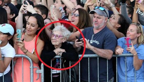 photo of an old woman in a crowd goes viral for reminding the internet that the real world