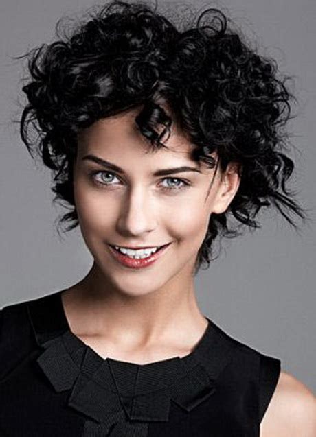 Se ti domandi come portare i tuoi capelli ricci nel 2022, la risposta di patrizia pozzato è un taglio pixie. Tagli capelli corti ricci inverno 2015