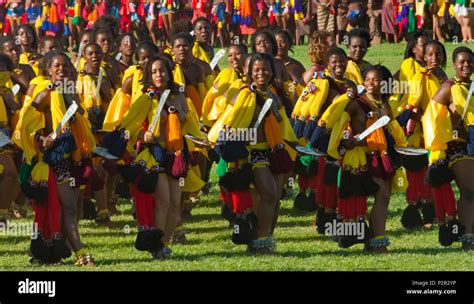 las niñas swazi desfile en umhlanga reed dance festival swazilandia