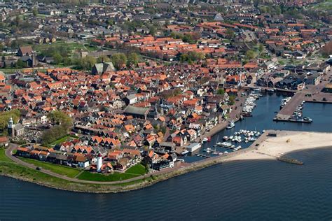 kerk op urk houdt uit voorzorg deuren dicht tijdens de dienst jeugd relt op urk destentornl