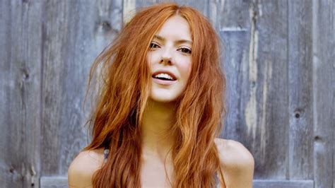 Curly Hair Long Hair Wooden Surface Redhead Women Smiling Ebba