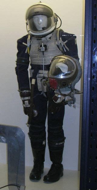 images  pressure suits  pinterest astronauts deep sea diver   suits