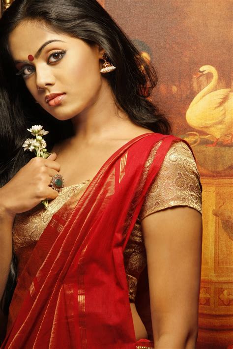 indian actress stills karthika nair photo shoot in saree stills