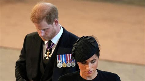 Prinz Harry Und Meghan Brechen Beim Gottesdienst Wichtige Regel Aber