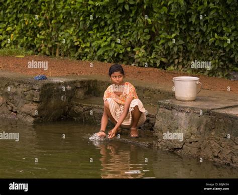 chica en la india lavando ropa en el río de agua fotografía de stock