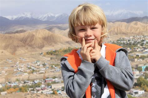 Вид на город Нарын с ближайшей горы Киргизия 2015