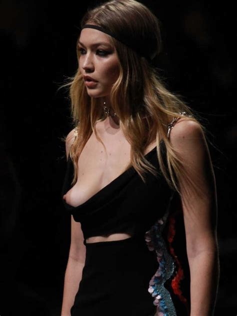 20歳のモデルがファッションショーで乳首見える服着させられてかわいそう… ポッカキット