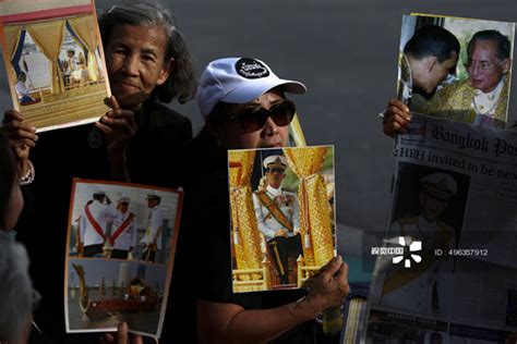 people hold  pictures  thailand   king maha vajiralongkorn