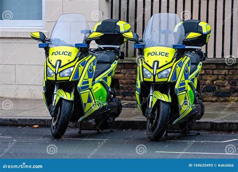 londen engeland uk  december  twee londense metropolitaanse politiemotorfietsen