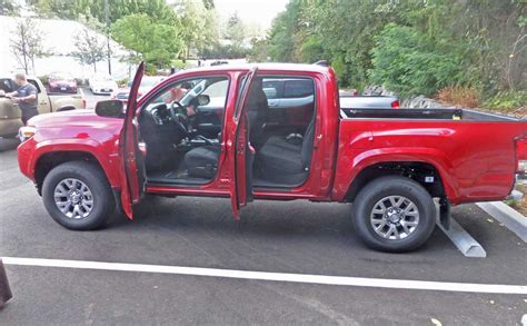 toyota tacoma sr double cab  poised  continue  lead review  fast lane truck